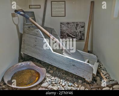 Prospektoren-Tools für Goldwaschen, Präsentation im Houghton Cotter Store, 1874, Interpretationszentrum in South Pass City, Wind River Range, Wyoming, USA Stockfoto