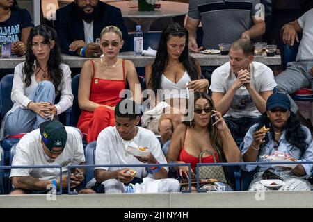 New York, USA. 31. August 2022. New York, NY - 31. August 2022: Kiyan Carmelo Anthony (2. von links, erste Reihe), Lala Anthony (3. von der letzten ersten Reihe), Leah McCarthy, Gigi Hadid, Bella Hadid, Marc Kalman (2. von L - R) Nehmen Sie an der US Open Championships 2.-Runde zwischen Serena Williams und Anet Kontaveit aus Estland im Billie Jean King National Tennis Center Teil.Quelle: SIPA USA/Alamy Live News Stockfoto