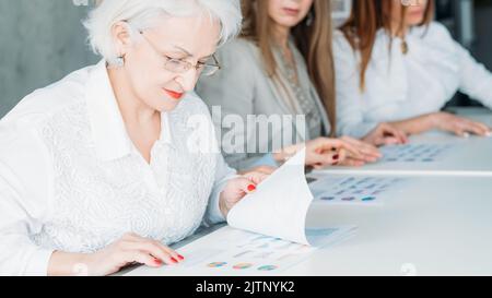 Vorstandsmitglieder Business Women bereit Infografiken Stockfoto