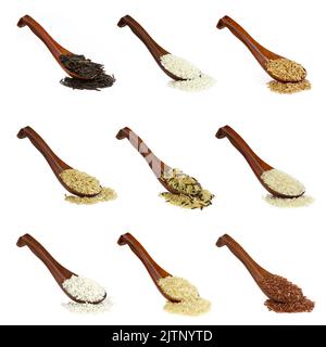 Gemischte Reiscollage in Holzlöffel (von oben links: Kanadischer Wildreis, klejeöser Reis, Haferkorn, Vollkornreis, Wildreis-Mischung, Jasminreis, mil Stockfoto