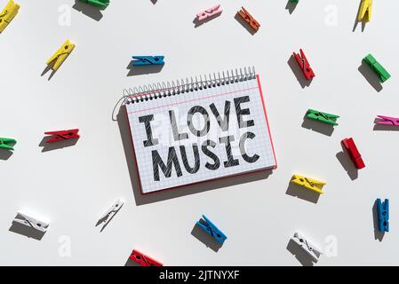Hand schreiben Zeichen I Love Music, konzeptuelle Foto mit Zuneigung für gute Töne lyrische Sänger Musiker weibliche Führer hält ein Megaphon zum Ausdruck Stockfoto