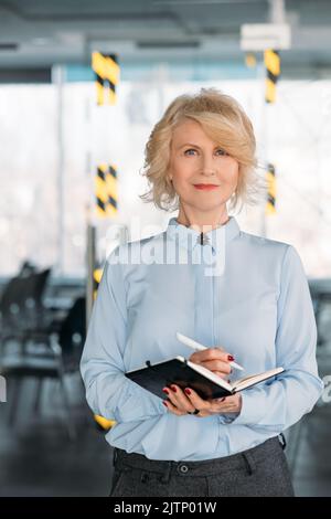 Leitende Geschäftsfrau Tagesplaner Ziele Ideen Stockfoto