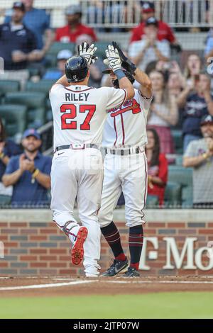 Atlanta, GA. USA; Atlanta Braves Shortstop Dansby Swanson (7) gratuliert dem dritten Baseman Austin Riley (27), nachdem er während einer großen Leine einen Heimlauf absolviert hatte Stockfoto