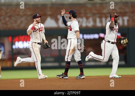 Atlanta, GA. USA; Atlanta Braves Rechtsfeldspieler Robbie Grossman (15) gratuliert dem Shortstop Dansby Swanson (7) nach einem Baseballspiel der Major League, T Stockfoto