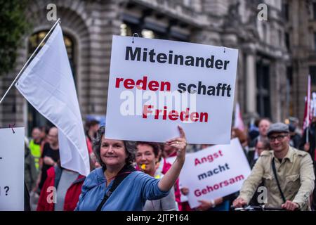 München, Bayern, Deutschland. 31. August 2022. Unter massiv verstärkter Polizeipräsenz nach einem Angriff auf einen Reporter des Bayerischen Rundfunks, unter sechshundert Corona-Rebellen, Anti-Vaxxern, Reichsbuerger (Staatsbürger), Und einige, die vielleicht Teil einer regruppierten Identitaere Bewegung sind, marschierten durch die Straßen Münchens mit Reden, die zunehmend Reichsbuerger-Charakter annahmen, wie zum Beispiel eine unwahre Identifikation mittels Impfungs-QR-Codes, die scheinbar als Teil der Strohmantheorie beschrieben wurde. (Bild: © Sachelle Babbar/ZUMA Press Wire) Stockfoto