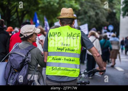 München, Bayern, Deutschland. 31. August 2022. Unter massiv verstärkter Polizeipräsenz nach einem Angriff auf einen Reporter des Bayerischen Rundfunks, unter sechshundert Corona-Rebellen, Anti-Vaxxern, Reichsbuerger (Staatsbürger), Und einige, die vielleicht Teil einer regruppierten Identitaere Bewegung sind, marschierten durch die Straßen Münchens mit Reden, die zunehmend Reichsbuerger-Charakter annahmen, wie zum Beispiel eine unwahre Identifikation mittels Impfungs-QR-Codes, die scheinbar als Teil der Strohmantheorie beschrieben wurde. (Bild: © Sachelle Babbar/ZUMA Press Wire) Stockfoto