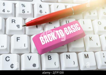 Textschild mit Anzeige Zurück zu Basis, Unternehmensübersicht Zurück Einfache Dinge Grundlegendes Grundlegendes Grundlegendes Geschäftsfrau hält Stift und Notiz mit im Stockfoto