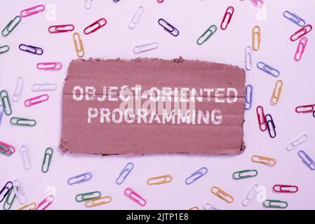 Handschrift Text objektorientierte Programmierung, Geschäftsansatz Sprache modellieren Objekte statt Aktionen zwei Kollegen schütteln sich die Hände gratulierend Stockfoto