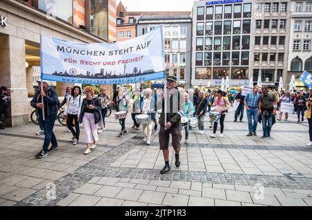 München, Bayern, Deutschland. 31. August 2022. Unter massiv verstärkter Polizeipräsenz nach einem Angriff auf einen Reporter des Bayerischen Rundfunks, unter sechshundert Corona-Rebellen, Anti-Vaxxern, Reichsbuerger (Staatsbürger), Und einige, die vielleicht Teil einer regruppierten Identitaere Bewegung sind, marschierten durch die Straßen Münchens mit Reden, die zunehmend Reichsbuerger-Charakter annahmen, wie zum Beispiel eine unwahre Identifikation mittels Impfungs-QR-Codes, die scheinbar als Teil der Strohmantheorie beschrieben wurde. (Bild: © Sachelle Babbar/ZUMA Press Wire) Stockfoto