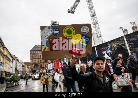 München, Bayern, Deutschland. 31. August 2022. Unter massiv verstärkter Polizeipräsenz nach einem Angriff auf einen Reporter des Bayerischen Rundfunks, unter sechshundert Corona-Rebellen, Anti-Vaxxern, Reichsbuerger (Staatsbürger), Und einige, die vielleicht Teil einer regruppierten Identitaere Bewegung sind, marschierten durch die Straßen Münchens mit Reden, die zunehmend Reichsbuerger-Charakter annahmen, wie zum Beispiel eine unwahre Identifikation mittels Impfungs-QR-Codes, die scheinbar als Teil der Strohmantheorie beschrieben wurde. (Bild: © Sachelle Babbar/ZUMA Press Wire) Stockfoto