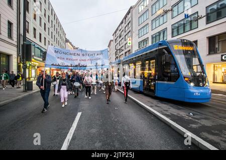 München, Bayern, Deutschland. 31. August 2022. Unter massiv verstärkter Polizeipräsenz nach einem Angriff auf einen Reporter des Bayerischen Rundfunks, unter sechshundert Corona-Rebellen, Anti-Vaxxern, Reichsbuerger (Staatsbürger), Und einige, die vielleicht Teil einer regruppierten Identitaere Bewegung sind, marschierten durch die Straßen Münchens mit Reden, die zunehmend Reichsbuerger-Charakter annahmen, wie zum Beispiel eine unwahre Identifikation mittels Impfungs-QR-Codes, die scheinbar als Teil der Strohmantheorie beschrieben wurde. (Bild: © Sachelle Babbar/ZUMA Press Wire) Stockfoto