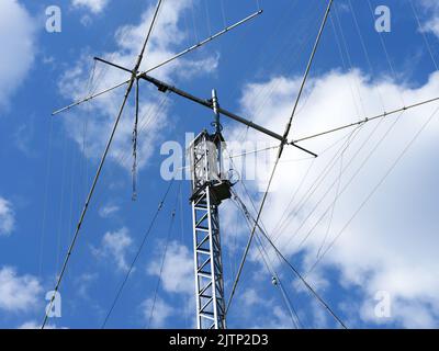 Eine Nahaufnahme einer Funkantenne mit Schinkenstrahler gegen einen bewölkten Himmel Stockfoto