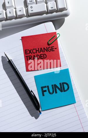 Konzeptdarstellung Exchange Traded Fund, Geschäftsidee marktfähige Sicherheit, die einen Aktienindex-Geschäftsmann nachverfolgt, der auf wichtige Informationen verweist Stockfoto