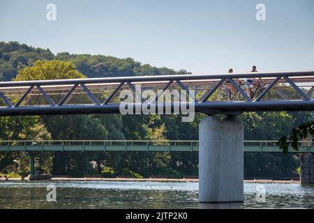 Brücke des Ruhrtal-Radwegs an der Mündung der Volme in die Ruhr in Hagen, Ruhrgebiet, Nordrhein-Westfalen, Deutschland. Radweg Stockfoto