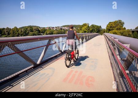 Brücke des Ruhrtal-Radwegs an der Mündung der Volme in die Ruhr in Hagen, Ruhrgebiet, Nordrhein-Westfalen, Deutschland. Radweg Stockfoto