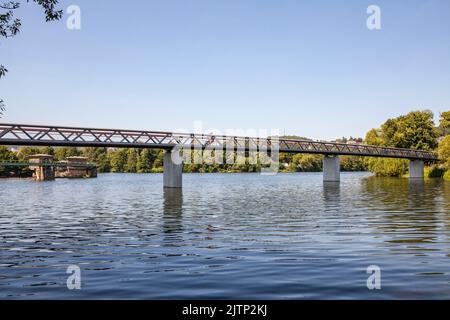 Brücke des Ruhrtal-Radwegs an der Mündung der Volme in die Ruhr in Hagen, Ruhrgebiet, Nordrhein-Westfalen, Deutschland. Radweg Stockfoto