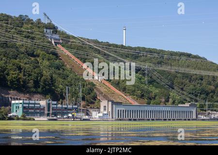 hengstey-see, Stausee, Blick auf das RWE Koepchenwerk, Pumpspeicherkraftwerk, Herdecke, Nordrhein-Westfalen, Deutschland. Elodea-Wasserkraut. Hengsteyse Stockfoto