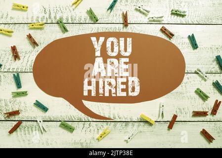 Schreiben Anzeige Text Sie sind eingestellt, Business Showcase Empfangen und Einladung für eine Veranstaltung Begleiten Sie uns zu feiern Geschäftsmann zeigen Recent Importa Stockfoto