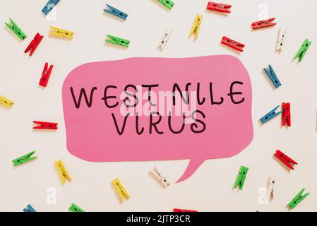 Konzeptunterschrift West Nile Virus, Business Showcase Virusinfektion Ursache in der Regel von Moskitos Geschäftsmann Holding Handy und Rede verbreitet Stockfoto