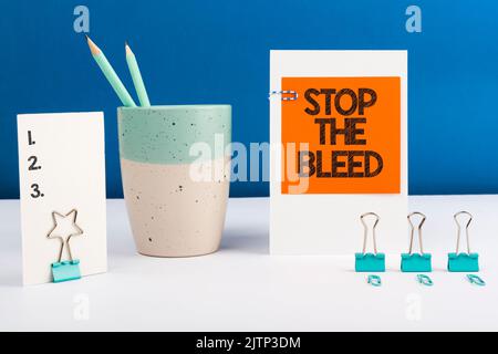 Handschrift Text Stop the Bleed, Business Overview Medizinische Behandlung zum Stoppen des Blutes von Verletzungen Tablette und Zeichenziffer für Erwachsene halten Stockfoto