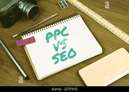 Konzeptionelle Bildunterschrift PPC vs Seo, Wort geschrieben auf Pay per click gegen Suchmaschinen-Optimierungsstrategien Handy-Bildschirm mit wichtiger Nachricht Stockfoto