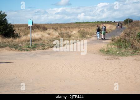 Paar wandern auf dem Viking Coastal Trail kent von der Botany Bay aus gesehen Stockfoto