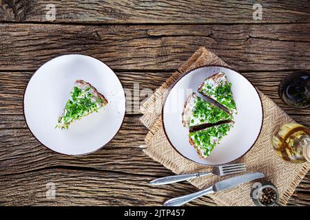 Leberkuchen auf Holzhintergrund. Leberkuchen in Scheiben mit Mayonnaise Stockfoto