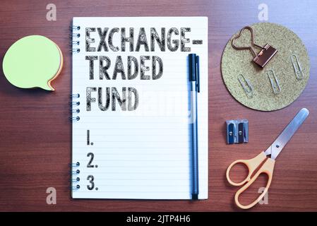 Konzeptionelle Darstellung Exchange Traded Fund, Unternehmensübersicht Marktfähige Sicherheit, die einen Aktienindex-Geschäftsmann verfolgt, der auf das Sicherheitssymbol Prote drückt Stockfoto