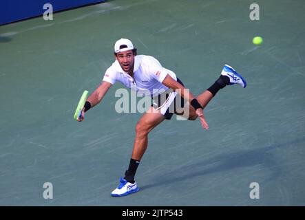 Matteo Berrettini (ITA) spielt am 31. August 2022 seine zweite Runde bei den US Open gegen Hugo Grenier in New York City, NY, USA. Foto von Charles Guerin/ABACAPRESS.COM Stockfoto