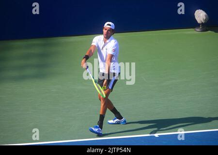 Matteo Berrettini (ITA) spielt am 31. August 2022 seine zweite Runde bei den US Open gegen Hugo Grenier in New York City, NY, USA. Foto von Charles Guerin/ABACAPRESS.COM Stockfoto