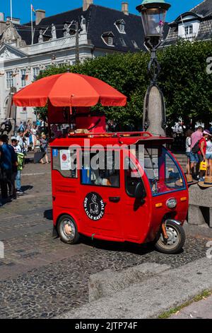 Kopenhagen, Dänemark. 13. August 2022. Mobiles Café Den Lille Kaffe Tuk in Nyhavn Stockfoto