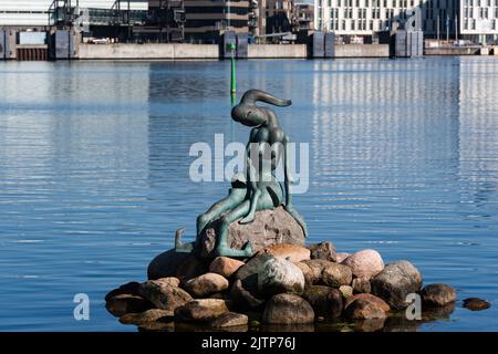 Kopenhagen, Dänemark. 13. August 2022. Gentechnisch veränderte kleine Meerjungfrau-Skulptur, Teil des gentechnisch veränderten Paradieses von Bjorn Norgaard Stockfoto