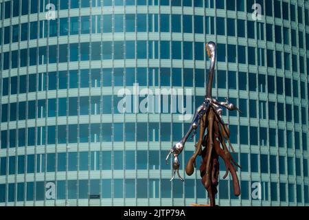 Kopenhagen, Dänemark. 13. August 2022. Eine der Skulpturen des gentechnisch veränderten Paradieses von Bjorn Norgaard mit Alm. Markengebäude im Bac Stockfoto