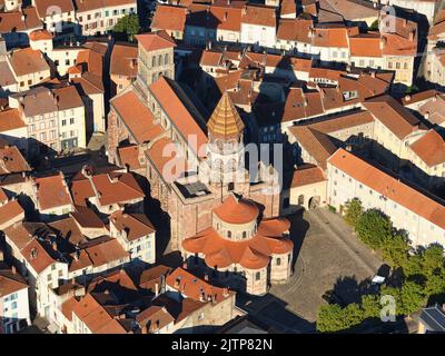 LUFTAUFNAHME. Basilika Saint-Julien. Brioude, Haute-Loire, Auvergne-Rhône-Alpes, Frankreich. Stockfoto