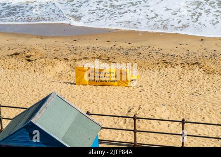 Die Sicherheitsflagge am Mundesley Beach in North Norfolk in Großbritannien informiert Besucher darüber, wo es sicher ist, im Meer zu schwimmen Stockfoto