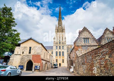 Ein Blick auf die Kathedrale von Norwich in Norfolk, Großbritannien Stockfoto