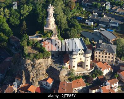 LUFTAUFNAHME. Statue von Saint-Joseph mit Blick auf die Basilika. Espaly-Saint-Marcel, Haute-Loire, Auvergne-Rhône-Alpes, Frankreich. Stockfoto