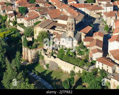 LUFTAUFNAHME. Kirche Saint-André, Lavaudieu, Haute-Loire, Auvergne-Rhône-Alpes, Frankreich. Stockfoto