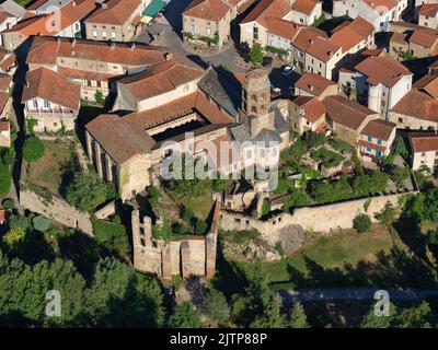 LUFTAUFNAHME. Kirche Saint-André, Lavaudieu, Haute-Loire, Auvergne-Rhône-Alpes, Frankreich. Stockfoto