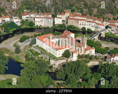 LUFTAUFNAHME. Priorat von Sainte-Croix in einem Mäander des Allier River. Lavoûte-Chilhac, Haute-Loire, Auvergne-Rhône-Alpes, Frankreich. Stockfoto