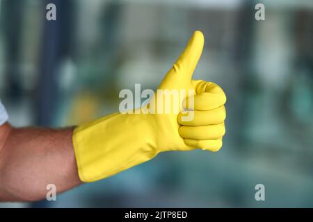Ich stimme der guten Hygiene zu. Eine unverkennbare, von menschen geliebte Hand, die einen Daumen nach oben gibt. Stockfoto
