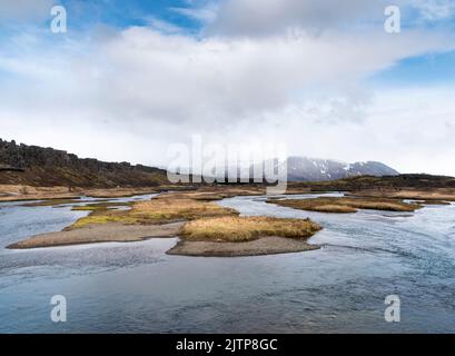 Der Fluss öxará fließt in Richtung des Sees im Thingvellir Nationalpark, Island. Stockfoto