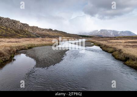 Der Fluss öxará fließt in Richtung des Sees im Thingvellir Nationalpark, Island. Stockfoto