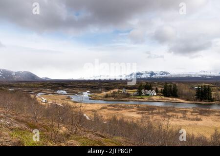 Der Fluss öxará fließt in Richtung des Sees im Thingvellir Nationalpark, Island. Stockfoto