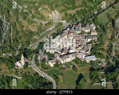 LUFTAUFNAHME. Kleines Dorf im Tinée-Tal am Fuße des Mercantour-Nationalparks. Alpes-Maritimes, Provence-Alpes-Côte d'Azur, Frankreich. Stockfoto