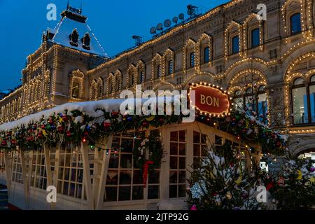 MOSKAU, RUSSLAND - 15. Dezember 2021: Blick auf das festliche EINKAUFSZENTRUM GUM an den weihnachtsfeiertagen. Weihnachtsmarkt-Pavillon mit Souvenirs für Touristen Stockfoto