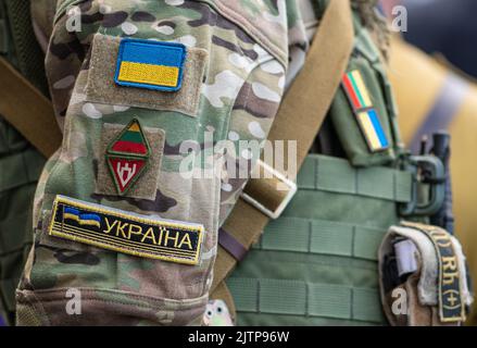 Flagge der Ukraine mit Dreizack, ukrainischer Armee oder Streitkräfte auf einem Patch einer Soldatenuniform, Nahaufnahme Stockfoto