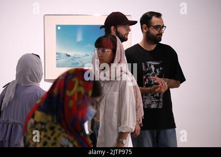 Teheran, Teheran, Iran. 30. August 2022. Iranische Besucher schauen sich konzeptuelle Kunstwerke an, während sie am 30. August 2022 die Ausstellung ''Minimalismus und Konzeptkunst'' besuchen, die Werke amerikanischer und europäischer Künstler aus dem 19.. Und 20.. Jahrhundert im Teheran Museum of Contemporary Art in der iranischen Hauptstadt zeigt. Mehr als 20.000 Menschen haben sich in ein iranisches Museum gedrängt, das Dutzende von Werken renommierter westlicher Künstler zeigt, einige davon zum ersten Mal - Teil einer Schatzkammer, die vor der Islamischen Revolution angesammelt wurde. Die Sammlung des Museums gilt als die größte Sammlung moderner museen Stockfoto