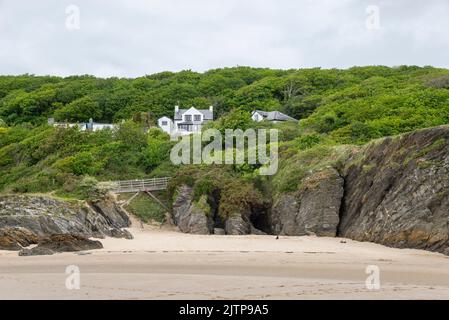 Häuser mit Meerblick in Borth-y-gest bei Porthmadog an der Küste von Nord-Wales. Stockfoto