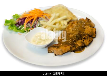 Die Schnittform des Schwarzer Pfeffer-Schweinesteaks mit gebratenem französisch und Toast auf weißem isoliertem Steak. Stockfoto